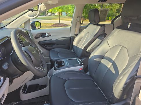 Used 2024 Chrysler Pacifica Touring-L FWD image 17