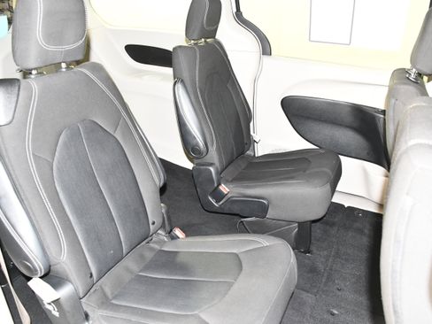 Used 2022 Chrysler Voyager LX image 43