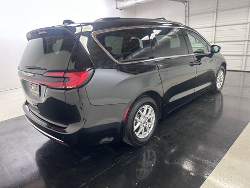 Used 2022 Chrysler Pacifica Touring-L image 15