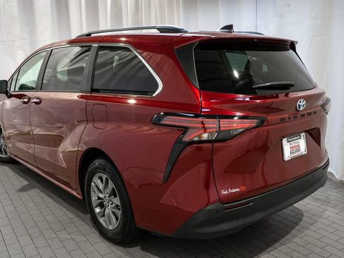 Used 2021 Toyota Sienna XLE image 4