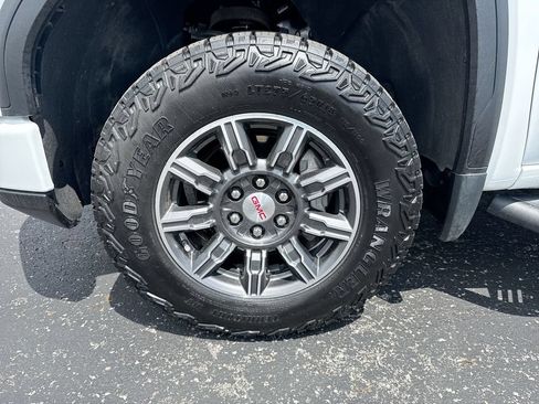Used 2024 GMC Sierra 1500 AT4 w/ Technology Package AWD/4WD image 10