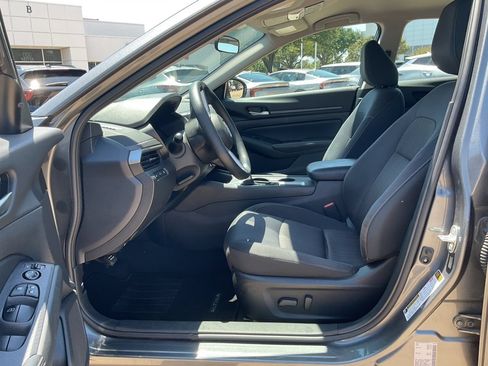 Used 2025 Nissan Altima 2.5 SV FWD image 8
