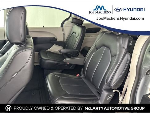 Used 2024 Chrysler Pacifica Touring-L image 27