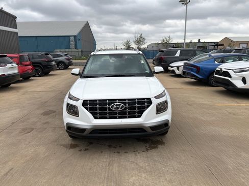 Used 2025 Hyundai Venue SEL image 5