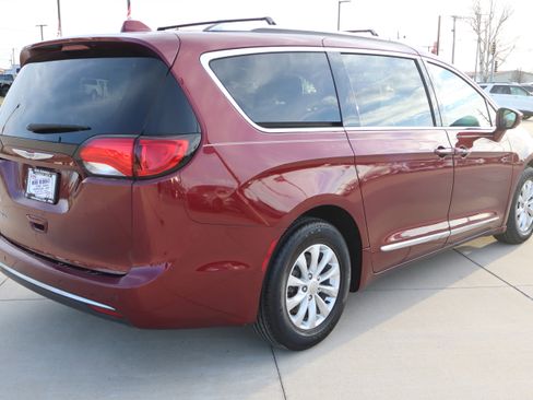 Used 2019 Chrysler Pacifica Touring-L image 5