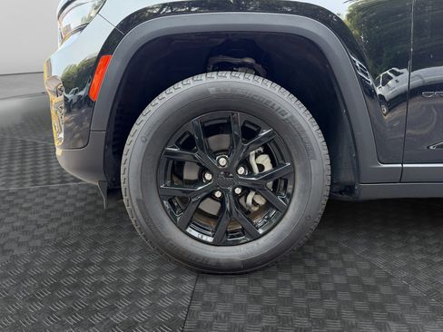 Used 2025 Jeep Grand Cherokee Altitude AWD/4WD image 16