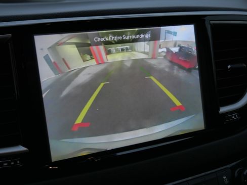 Used 2024 Chrysler Pacifica Touring-L image 30