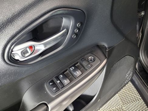 Used 2019 Jeep Cherokee Limited image 17