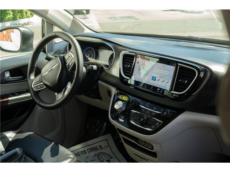 Used 2023 Chrysler Pacifica Touring-L FWD image 2