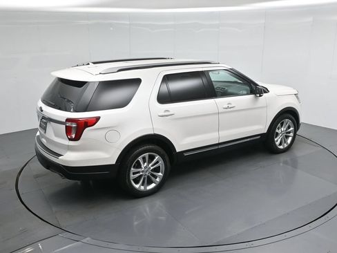 Used 2018 Ford Explorer XLT w/ Equipment Group 202A FWD image 40