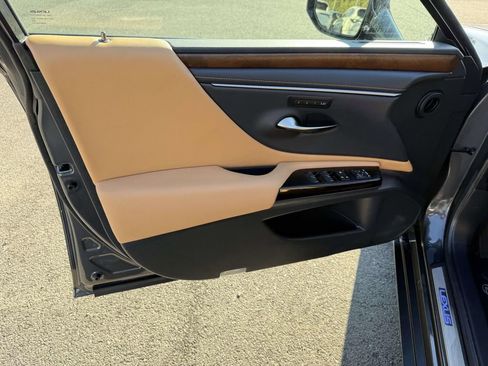 Used 2025 Lexus ES 300h w/ Premium Package image 12