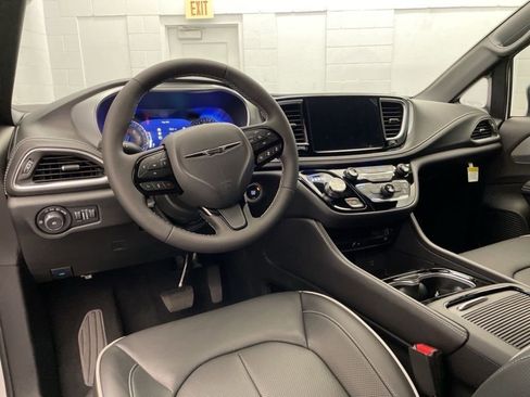 New 2026 Chrysler Pacifica Limited w/ Uconnect Theater Family Group image 12