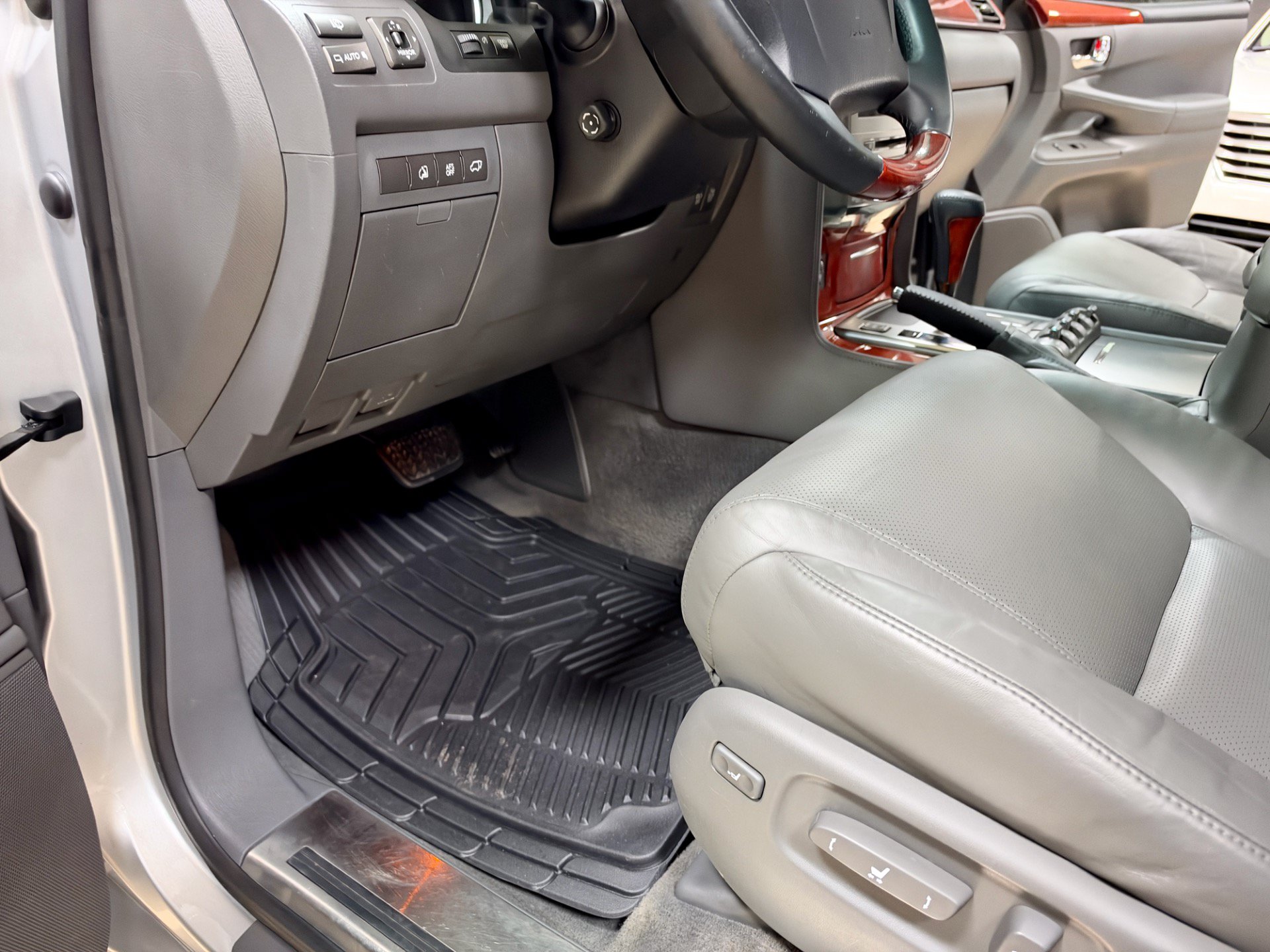 Used 2010 Lexus LX 570 4WD image 21