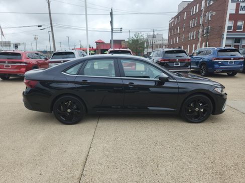 New 2025 Volkswagen Jetta SE image 6