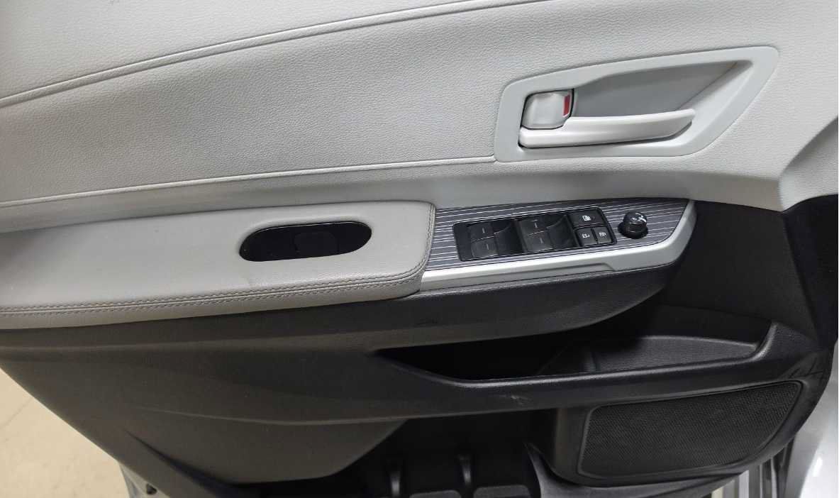 Used 2025 Toyota Sienna LE FWD image 10