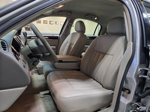 Used 2005 Lincoln Town Car Signature RWD image 14