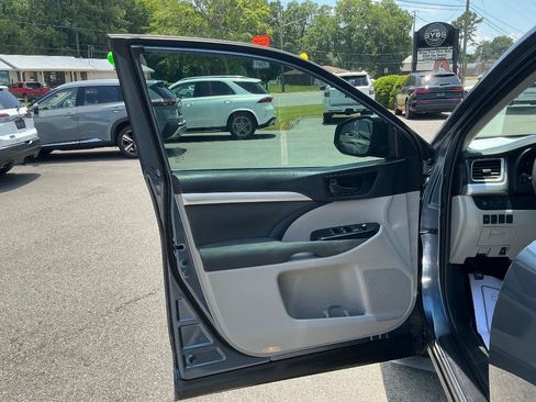 Used 2019 Toyota Highlander LE FWD image 17