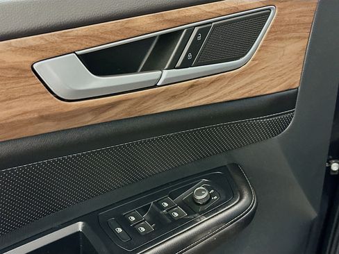 Used 2025 Volkswagen Atlas SE image 15