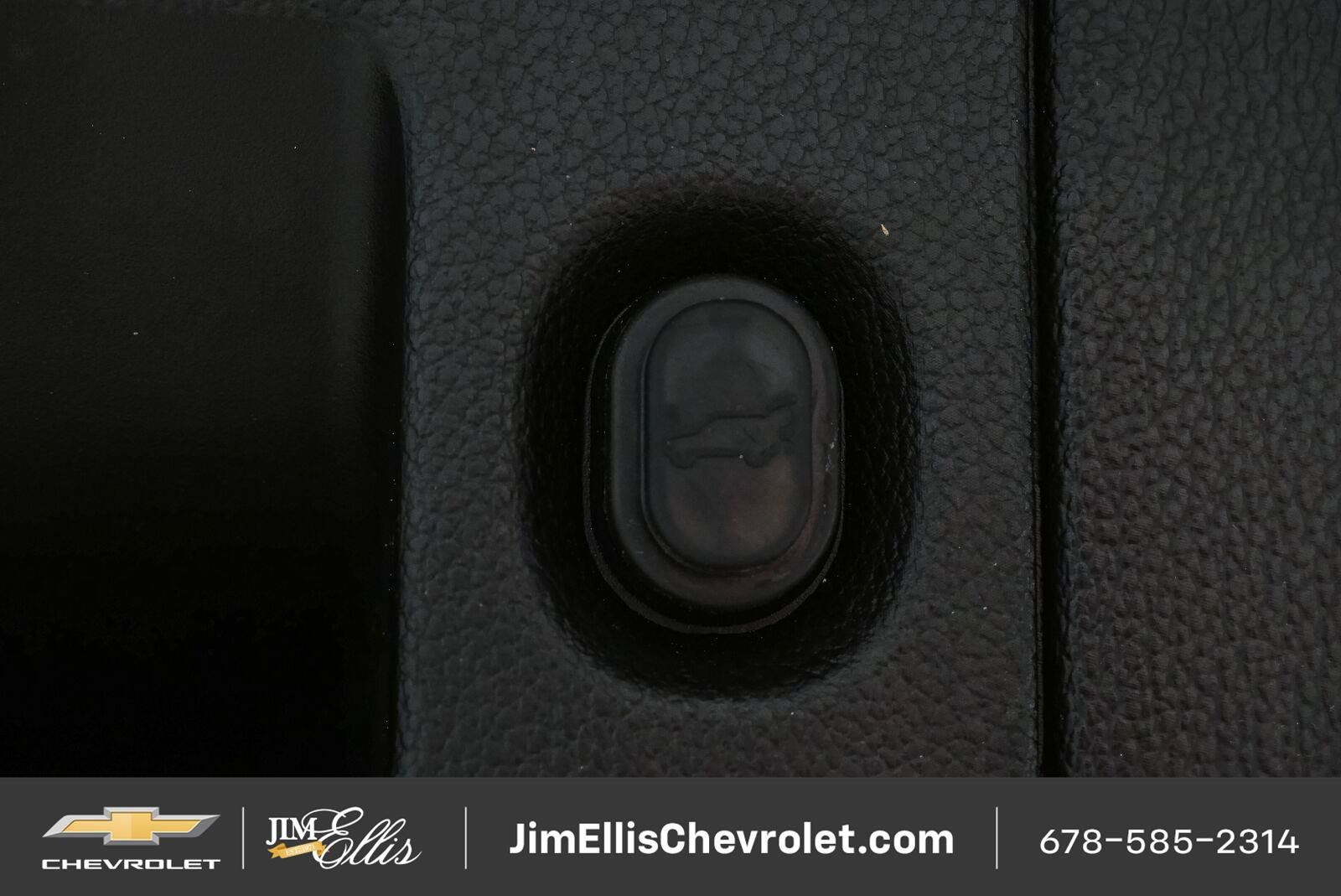 Used 2018 Chevrolet Suburban LT w/ LT Signature Package RWD image 32