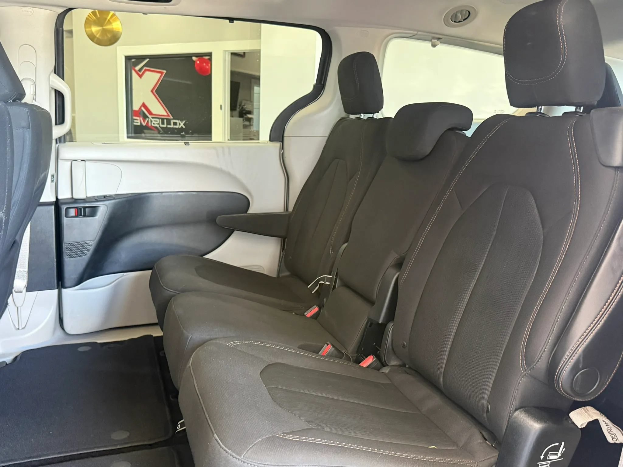Used 2018 Chrysler Pacifica Touring Plus w/ Tire & Wheel Group FWD image 34