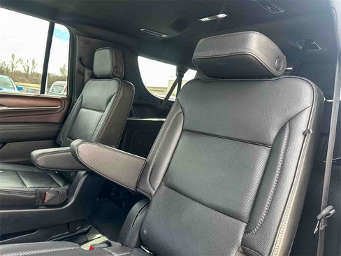 Used 2021 GMC Yukon XL Denali w/ Denali Premium Package image 19