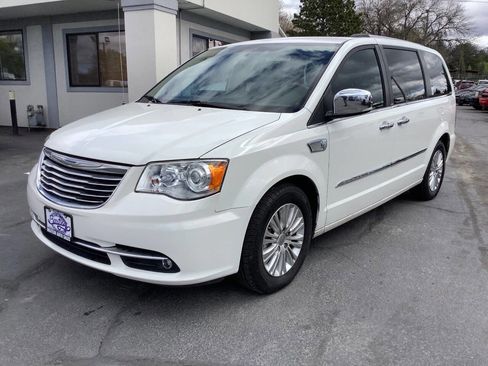 Used 2012 Chrysler Town & Country Limited image 21