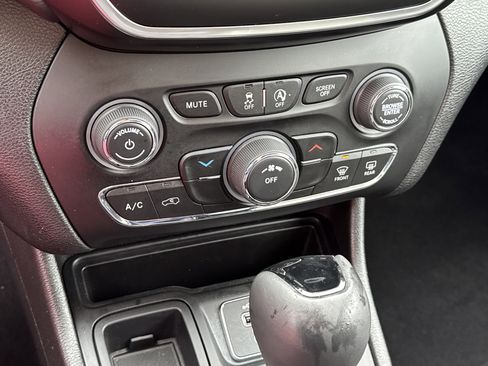 Used 2020 Jeep Cherokee Altitude image 35