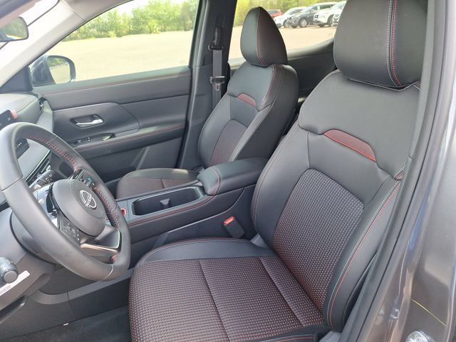 Used 2025 Nissan Kicks SR w/ Illumination Package FWD image 9