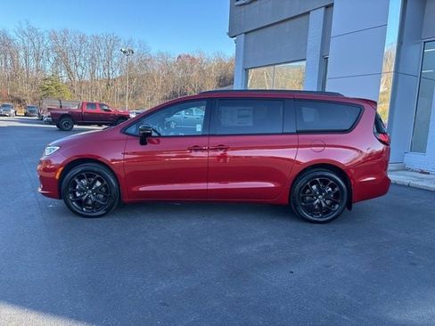 New 2026 Chrysler Pacifica Limited image 2