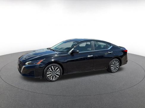 Used 2025 Nissan Altima 2.5 SV FWD image 6