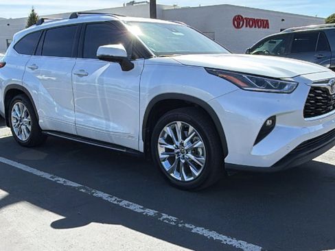Used 2022 Toyota Highlander Limited image 1