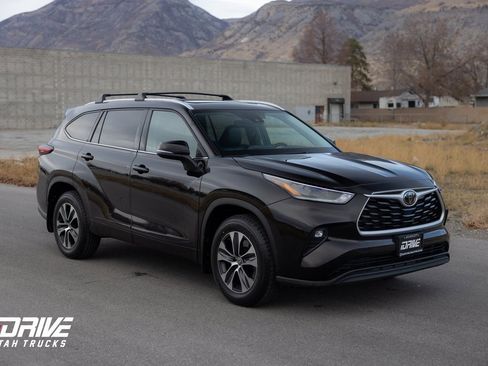 Used 2021 Toyota Highlander XLE image 2