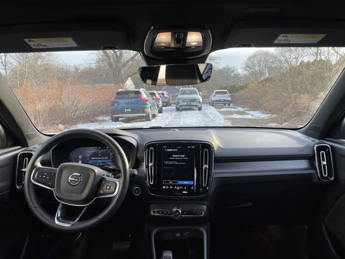 Used 2025 Volvo XC40 B5 Plus image 34