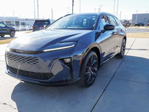 Certified 2025 Toyota Crown Signia Limited w/ Advanced Technology Package image 4