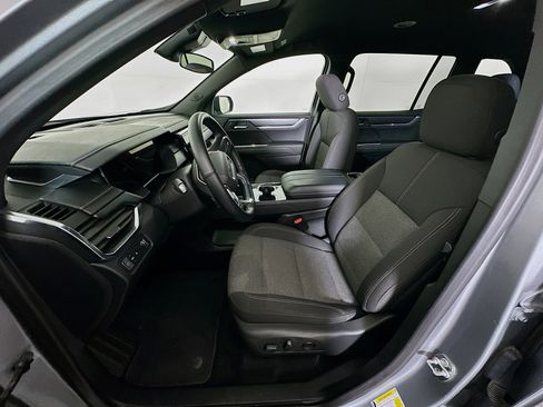 Used 2025 GMC Acadia Elevation image 13