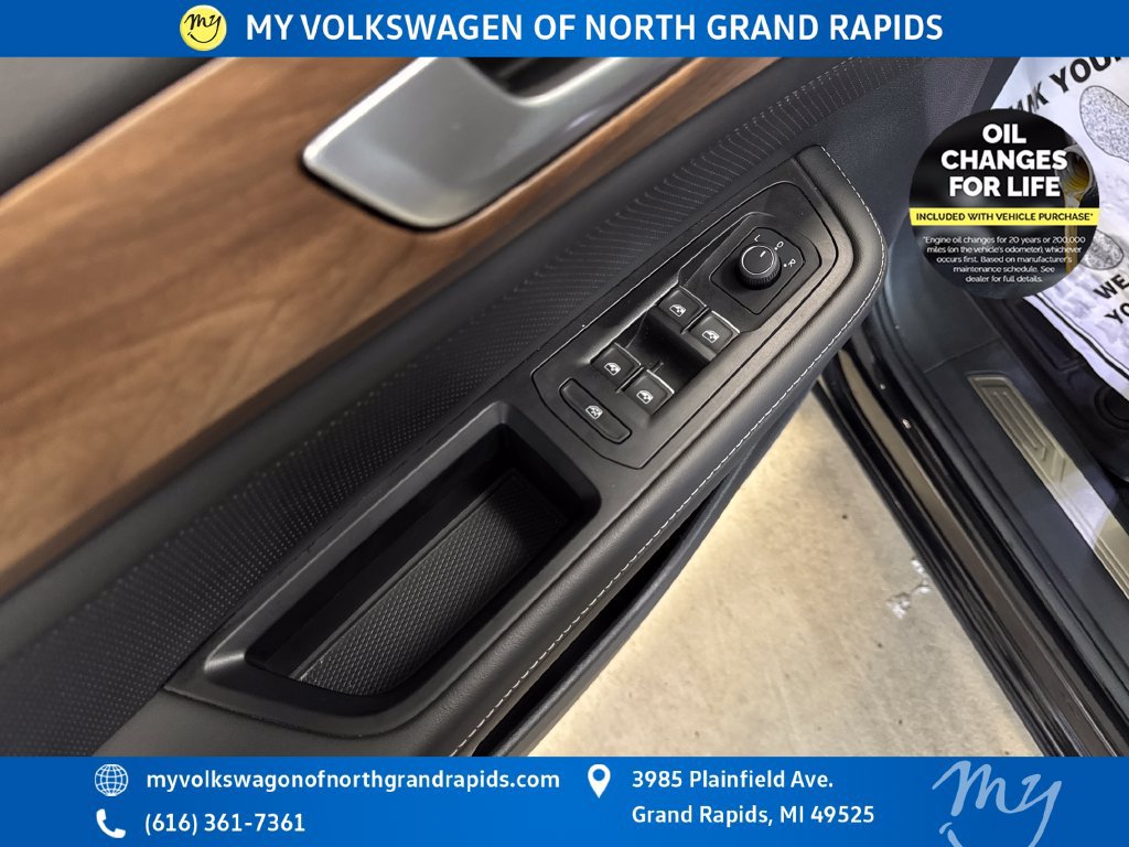 Used 2024 Volkswagen Atlas SE AWD/4WD image 12