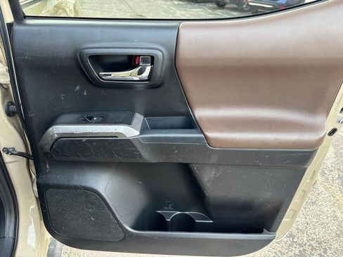 Used 2017 Toyota Tacoma Limited image 14