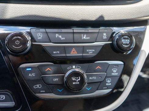 Used 2024 Chrysler Pacifica Touring-L FWD image 20