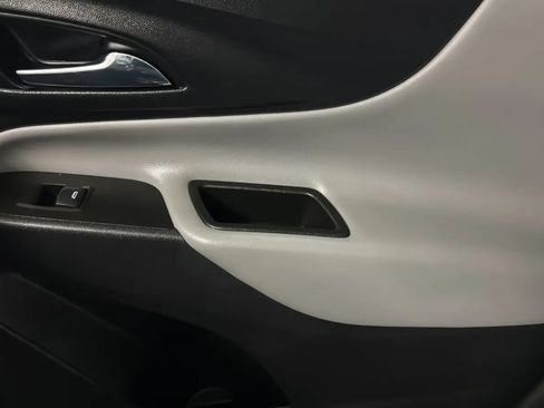 Used 2021 Chevrolet Equinox LS FWD image 17