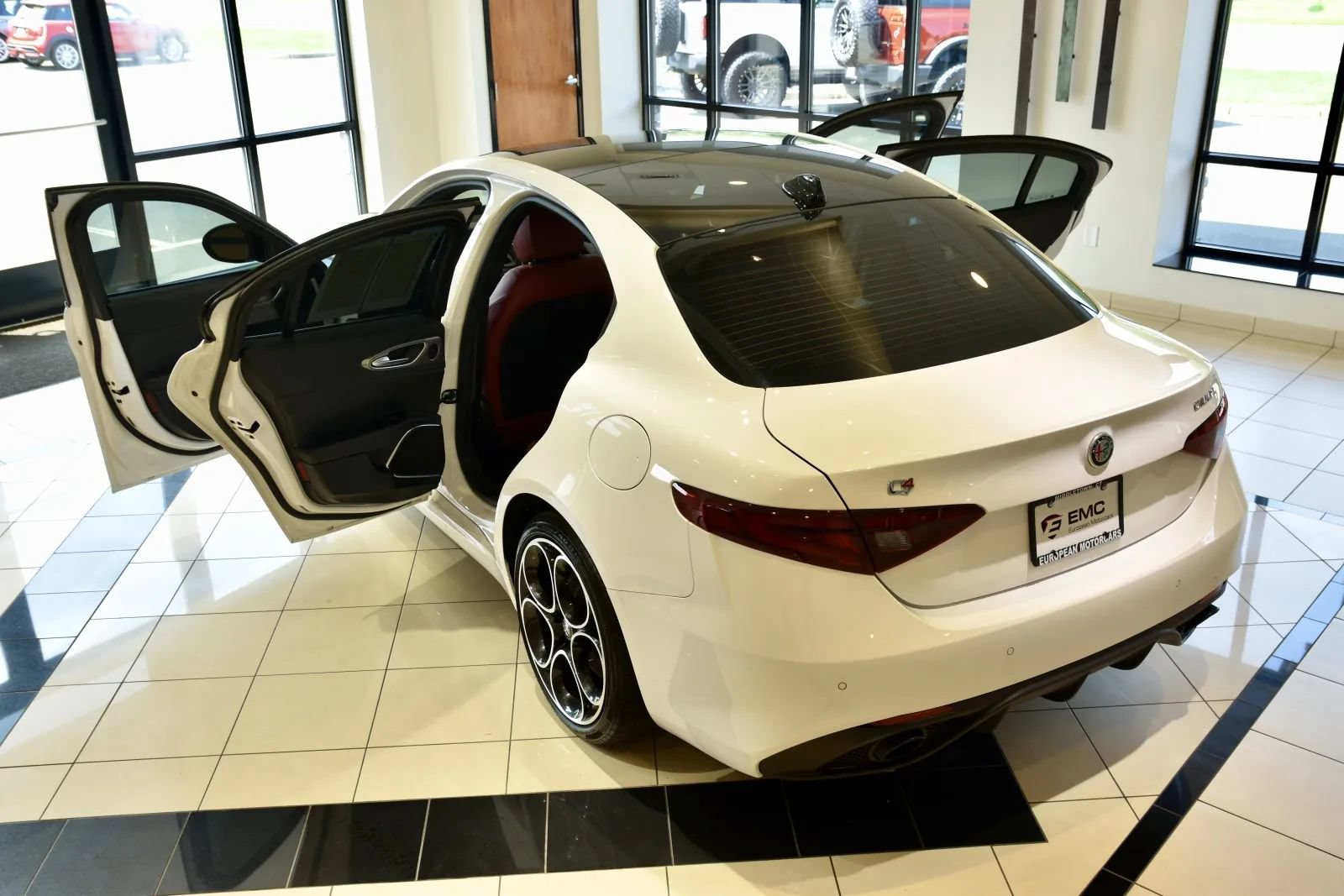 Used 2023 Alfa Romeo Giulia Veloce AWD/4WD image 8
