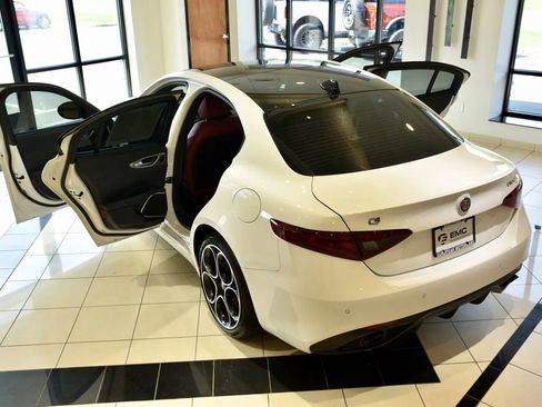 Used 2023 Alfa Romeo Giulia Veloce AWD/4WD image 8