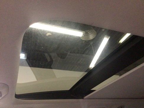 Used 2018 Chrysler Pacifica Limited w/ Tire & Wheel Group FWD image 21