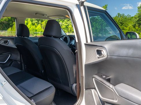 Used 2025 Kia Soul LX w/ LX Technology Package FWD image 13