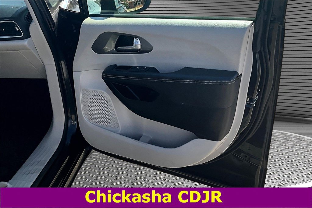 Used 2023 Chrysler Pacifica Touring-L FWD image 28