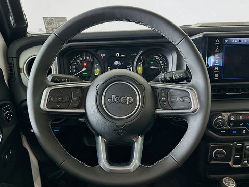 Used 2025 Jeep Wrangler Sahara image 17