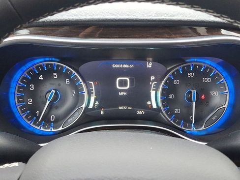 Used 2023 Chrysler Pacifica Limited w/ Uconnect Theater Family Group image 15