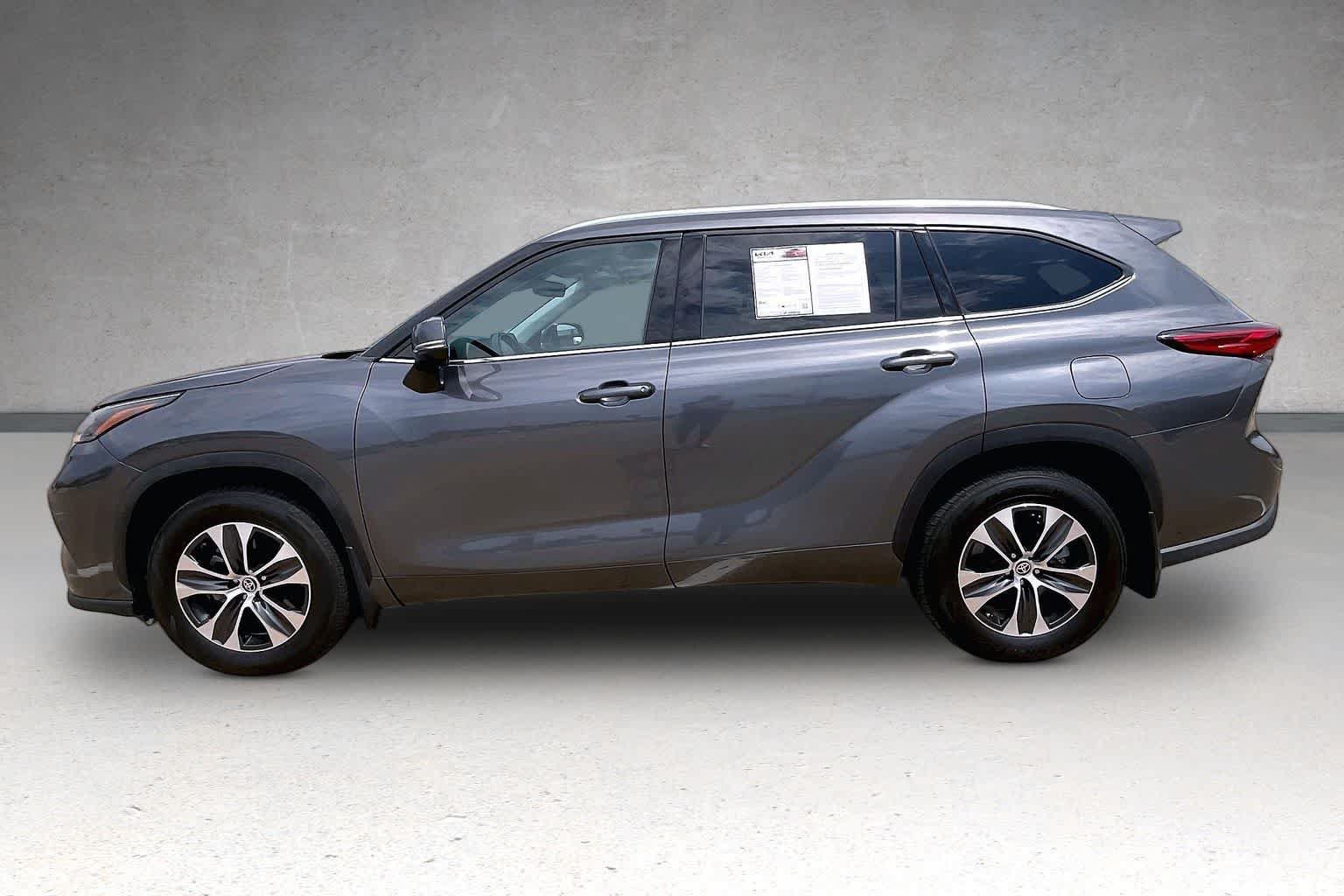 Used 2021 Toyota Highlander XLE AWD/4WD image 3