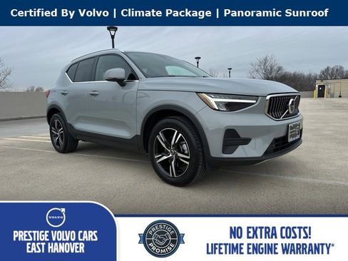 Certified 2025 Volvo XC40 B5 Core image 1