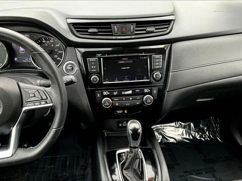 Used 2020 Nissan Rogue SV image 9