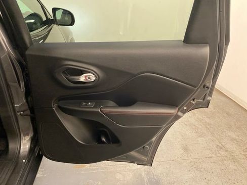 Used 2019 Jeep Cherokee Trailhawk AWD/4WD image 29